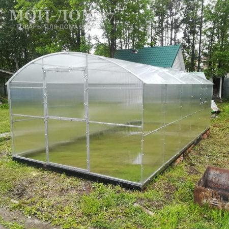 Теплица СверхПрочная ВАГОН 6 метров с поликарбонатом | Мой-Дом27 | Каркас изготовлен из оцинкованной замкнутой трубы 20*20 мм.<br>
 Ширина - 3 метра. Высота - 2,05 метра. Длина - 6 метров<br>
 Выдерживаемая снеговая нагрузка - 150 кг/м2. Выдерживаемая ветровая нагрузка - до 27 м/с.<br>
 Расстояние между дугами 1 метр. Ширина двери 0,96 метра.<br>
 <b>ДВОЙНАЯ ДУГА под дугой приварена еще одна дуга. Прямые стенки</b><br>